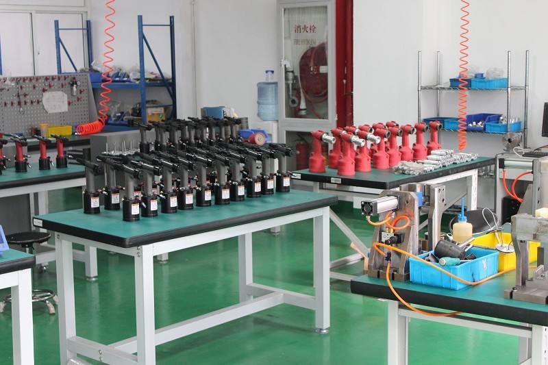 速耐鉚釘機(jī)維修現(xiàn)場