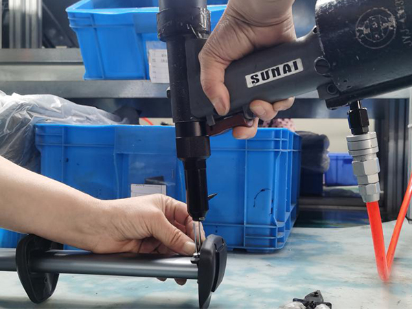 晨輝嬰寶采購速耐兒童用品生產(chǎn)氣動鉚釘槍